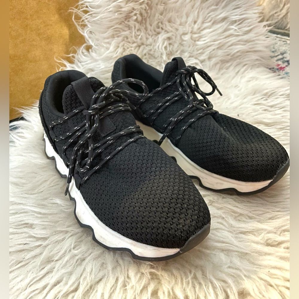 Cushionaire Women’s Zyler Black Knit Lace Up Sneaker Ripple Soles 10